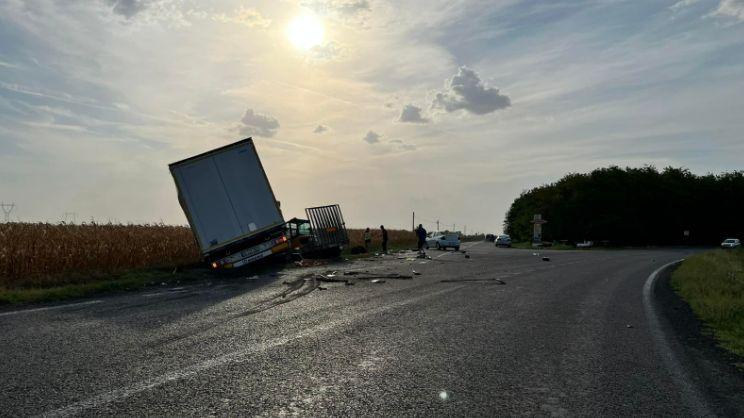 Accident cumplit în Călăraşi | Un mort şi şase răniţi după ce un TIR şi o autoutilitară s-au ciocnit 787347