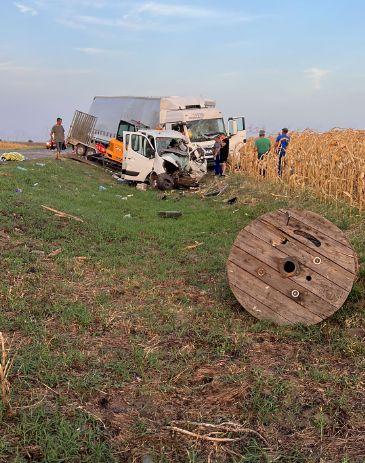 Accident cumplit în Călăraşi | Un mort şi şase răniţi după ce un TIR şi o autoutilitară s-au ciocnit 787357
