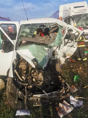 Accident cumplit în Călăraşi | Un mort şi şase răniţi după ce un TIR şi o autoutilitară s-au ciocnit 787358