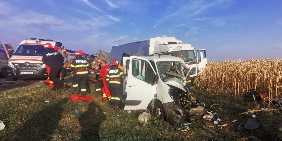 Accident cumplit în Călăraşi | Un mort şi şase răniţi după ce un TIR şi o autoutilitară s-au ciocnit 787359