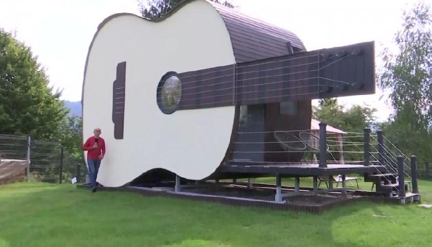 Doi soţi din Braşov închiriază o casă în formă de chitară. Cât costă o noapte de cazare 787375