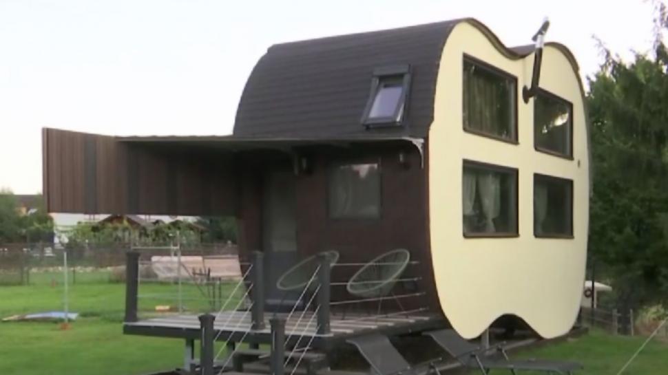 Doi soţi din Braşov închiriază o casă în formă de chitară. Cât costă o noapte de cazare 787376