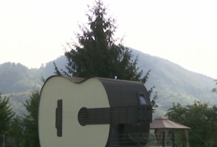 Doi soţi din Braşov închiriază o casă în formă de chitară. Cât costă o noapte de cazare 787377