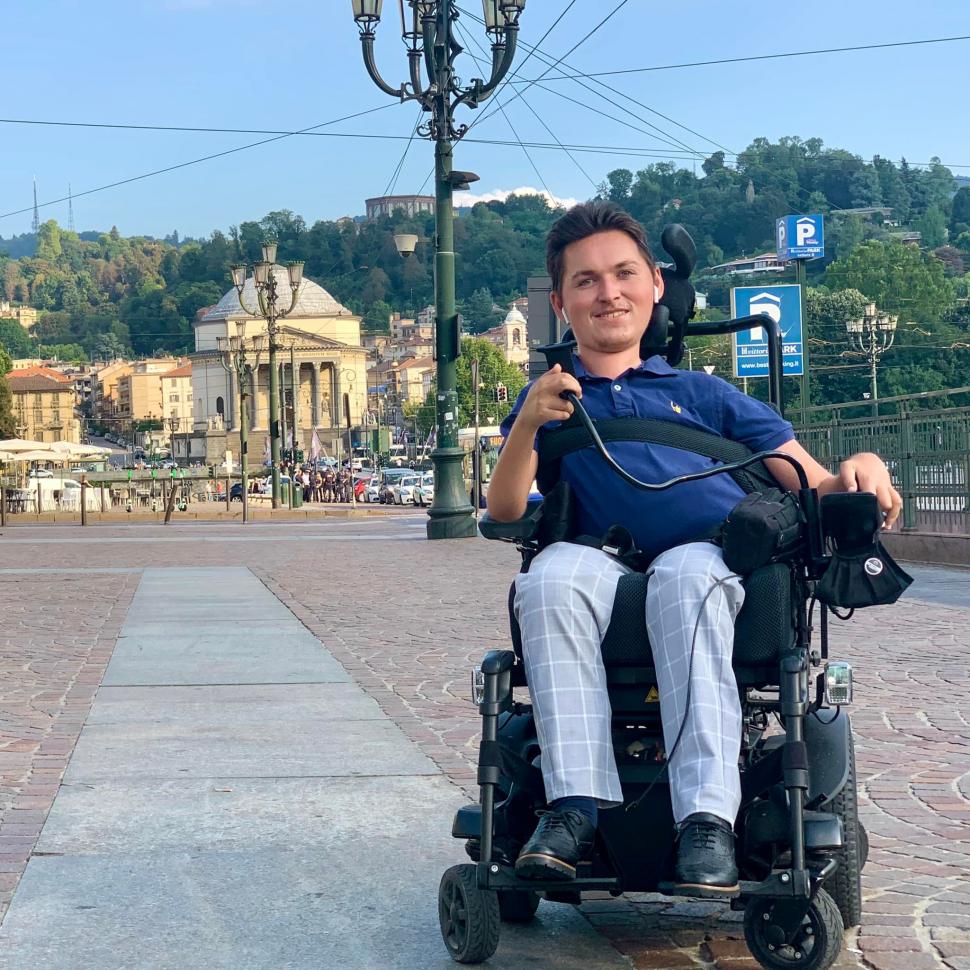 Emanuel, românul în scaun cu rotile care a cucerit Italia | Tânărul de 23 de ani face senzație pe TikTok 787213