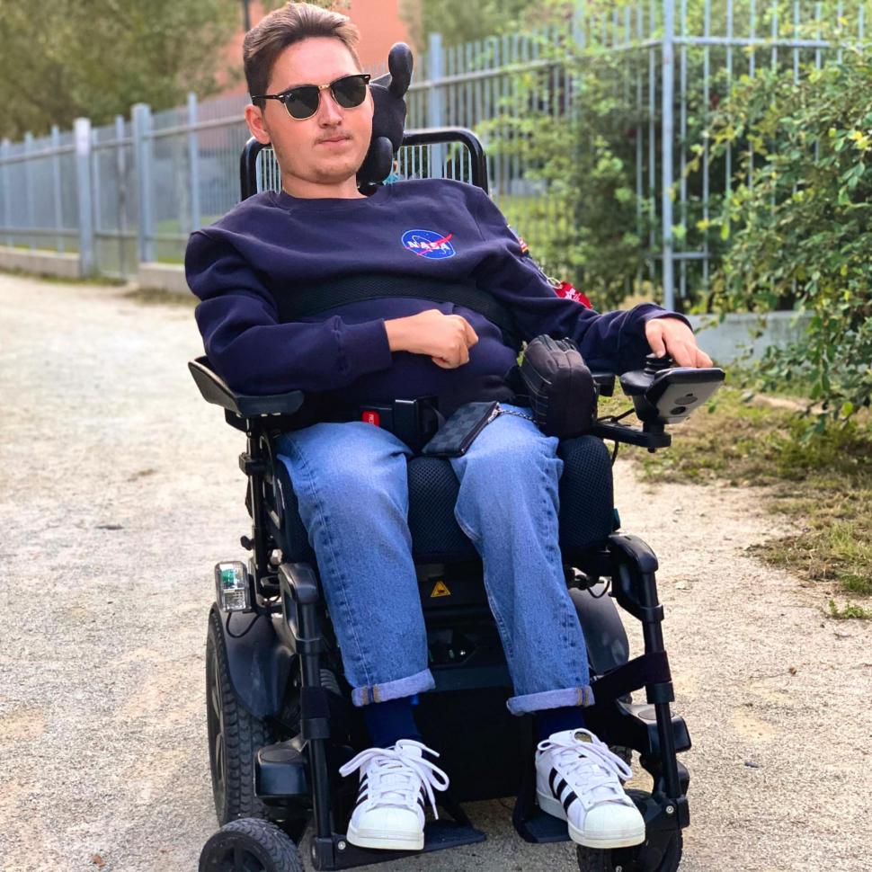 Emanuel, românul în scaun cu rotile care a cucerit Italia | Tânărul de 23 de ani face senzație pe TikTok 787214