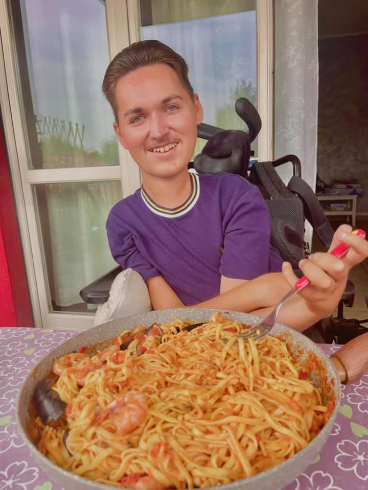 Emanuel, românul în scaun cu rotile care a cucerit Italia | Tânărul de 23 de ani face senzație pe TikTok 787215