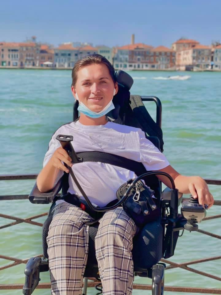 Emanuel, românul în scaun cu rotile care a cucerit Italia | Tânărul de 23 de ani face senzație pe TikTok 787216