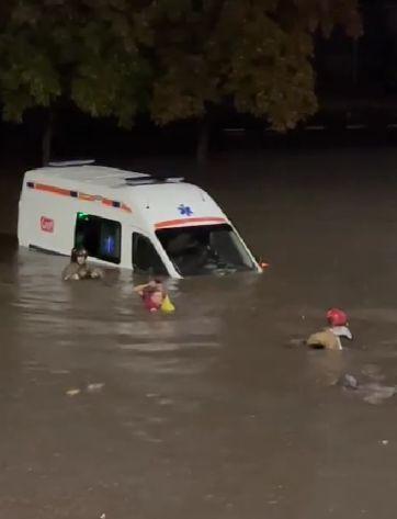 Potop la Chişinău. Străzile, acoperite de ape | Zborurile spre capitala Moldovei, deviate 787379