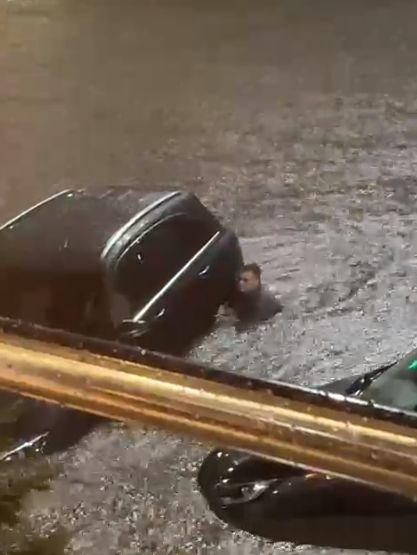 Potop la Chişinău. Străzile, acoperite de ape | Zborurile spre capitala Moldovei, deviate 787380