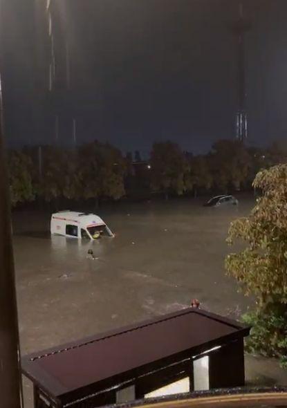 Potop la Chişinău. Străzile, acoperite de ape | Zborurile spre capitala Moldovei, deviate 787381