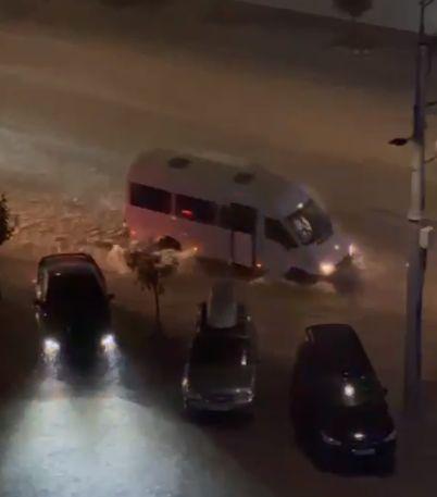 Potop la Chişinău. Străzile, acoperite de ape | Zborurile spre capitala Moldovei, deviate 787382