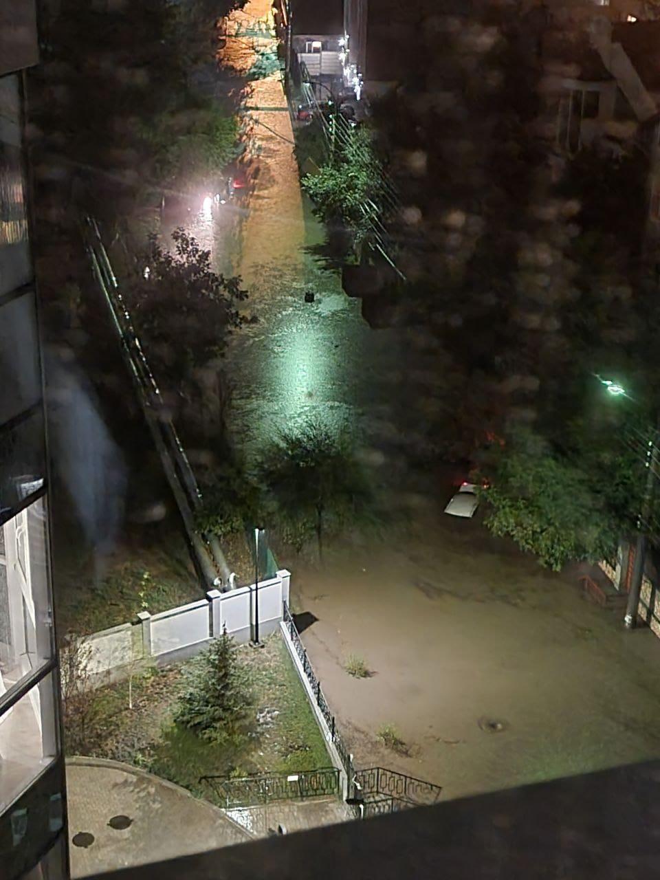Potop la Chişinău. Străzile, acoperite de ape | Zborurile spre capitala Moldovei, deviate 787385