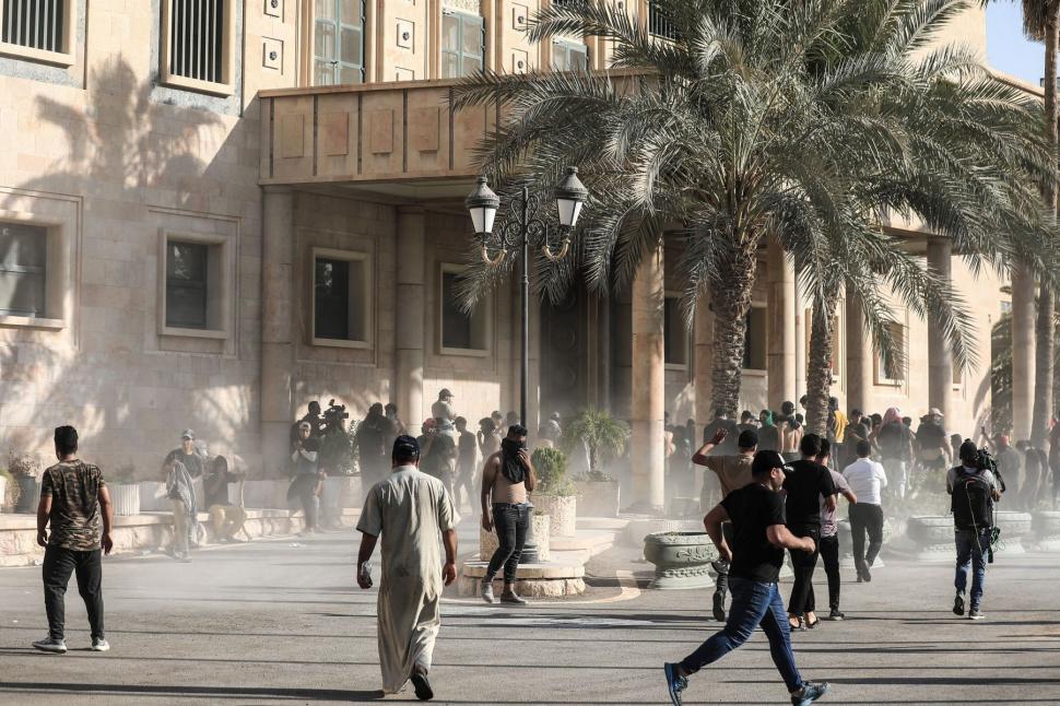 Clericul Muqtada al-Sadr le cere susținătorilor se retragă, după noaptea de violențe mortale de la Bagdad 787317