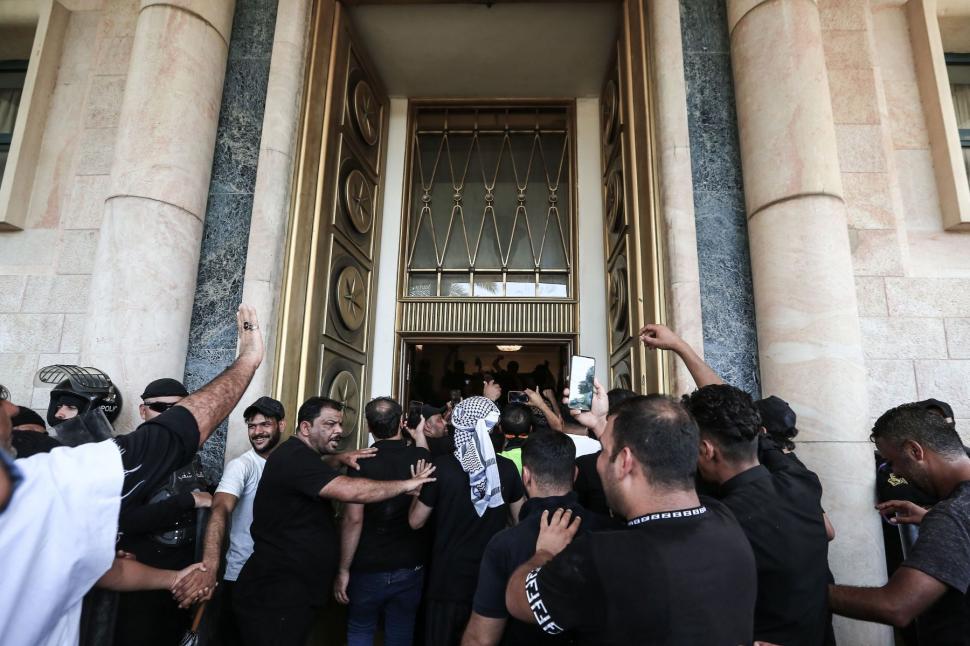 Clericul Muqtada al-Sadr le cere susținătorilor se retragă, după noaptea de violențe mortale de la Bagdad 787318