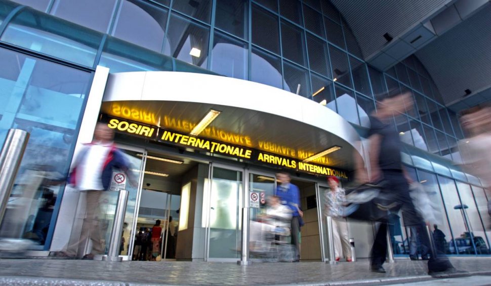 Aproape un kilogram de bijuterii din aur, găsite ascunse în hainele a doi români veniți din Istanbul, pe Aeroportul Otopeni