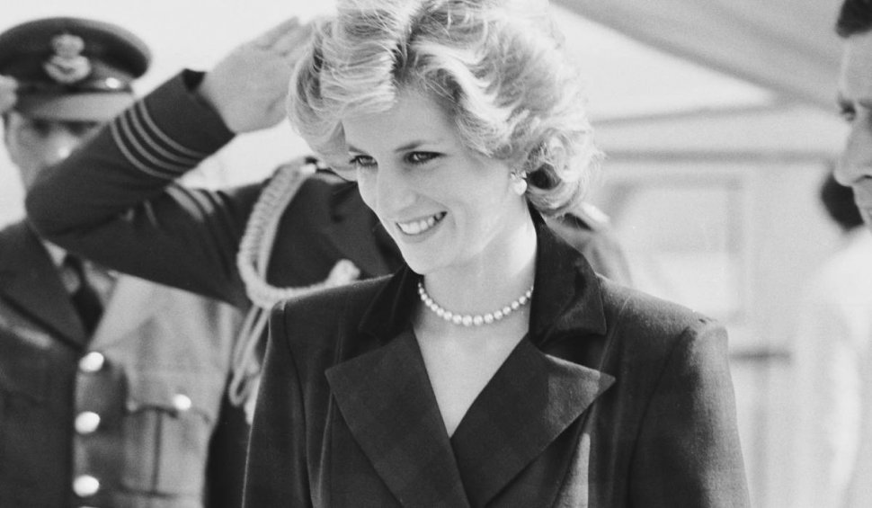 Au trecut 25 de ani de la moartea prințesei Diana | Admiratorii îi aduc omagii la palatul Buckingham sau la Paris