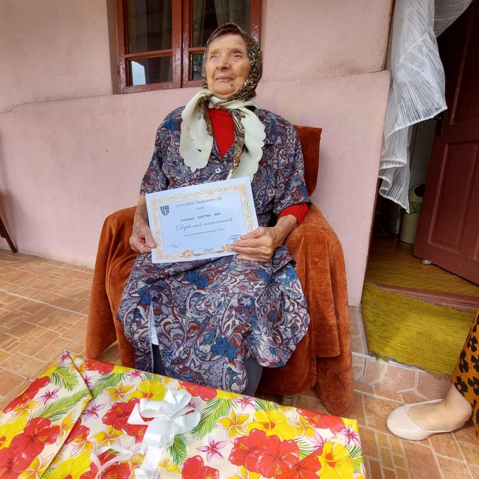 Doamna Ana, bunica din Olt care a ajuns la 100 de ani fără să fie vreodată bolnavă, spune că secretul longevității a fost iubirea 787576