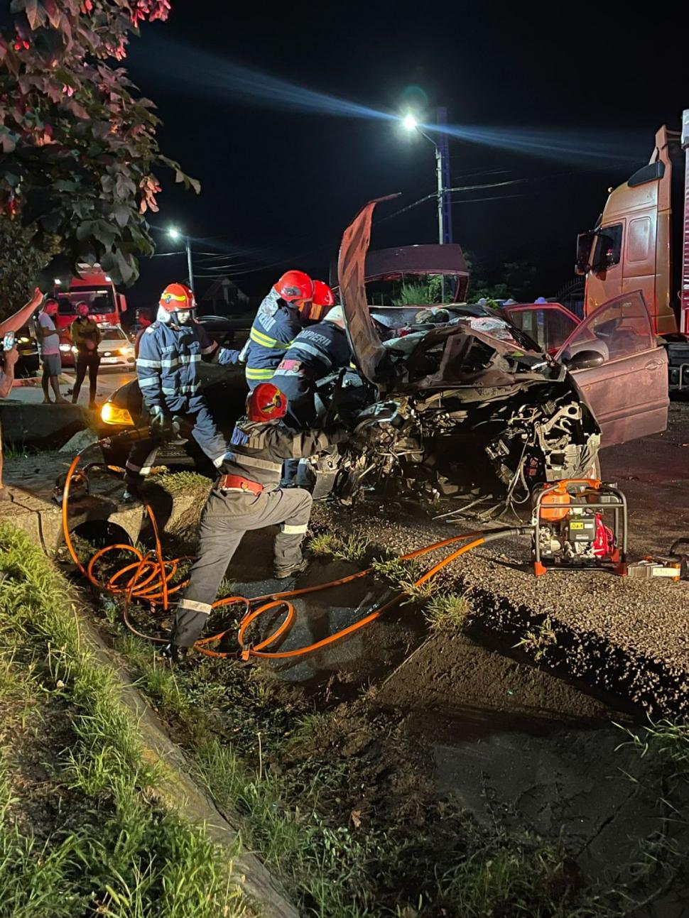 Un tânăr a murit, iar alţi trei au ajuns la spital, după un cumplit accident în Râmnicu Vâlcea 787403