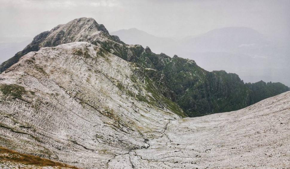 A nins în Munții Bucegi: "Vă rog eu frumos să vă lăsați șlapii acasă" 787613