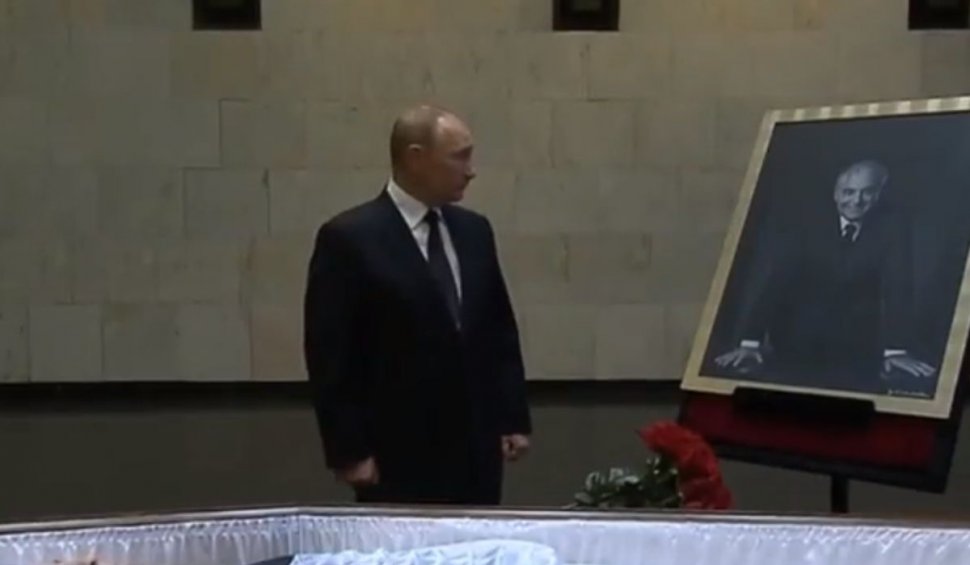 Putin l-a "vizitat" pe Gorbaciov înainte de înmormântare | Moment de reculegere sub un minut, lângă sicriu