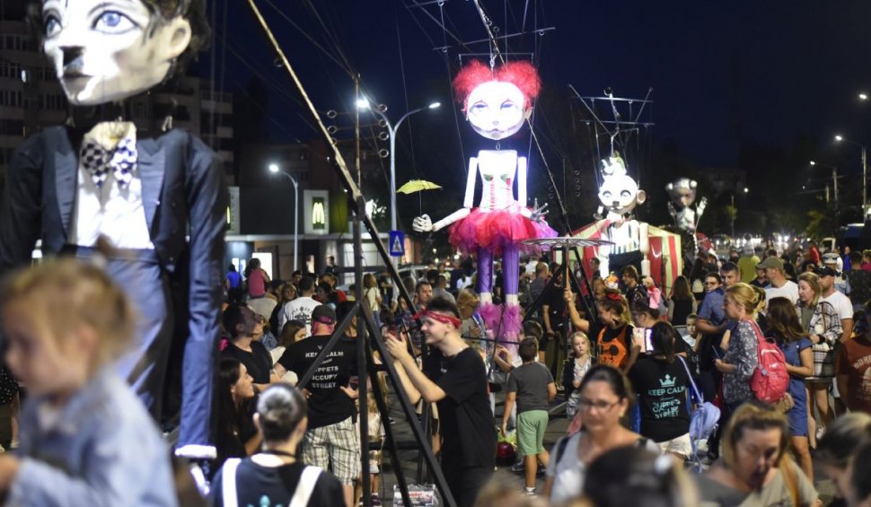 A fost şi în acest an Festivalul „Puppets Occupy Street” Craiova – tărâmul poveştilor pline de culoare şi speranță