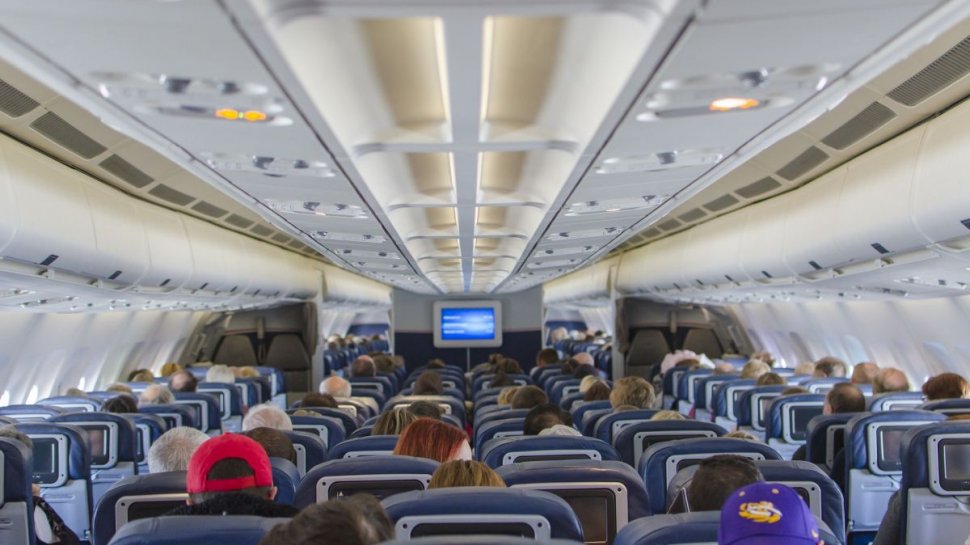 Un pilot a fost la un pas să anuleze zborul după ce un pasager a trimis o poză tuturor celor din avion: ”Vom anunța securitatea!”