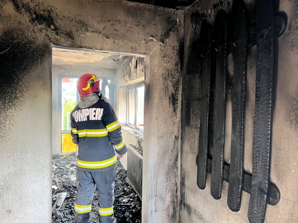 Un pompier din Sibiu ar fi dat foc intenționat unei case. Două ore s-au luptat colegii lui cu flăcările