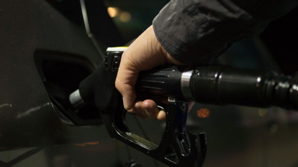 Benzina și motorina se scumpesc din nou în timp ce reducerea de la Guvern se mai aplică doar până la finalul lunii