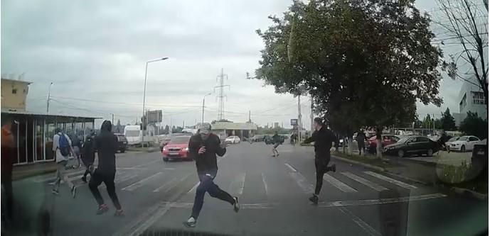 Bătaie în plină stradă între suporteri la finalul partidei dintre Oţelul Galaţi şi Poli Timişoara 787958