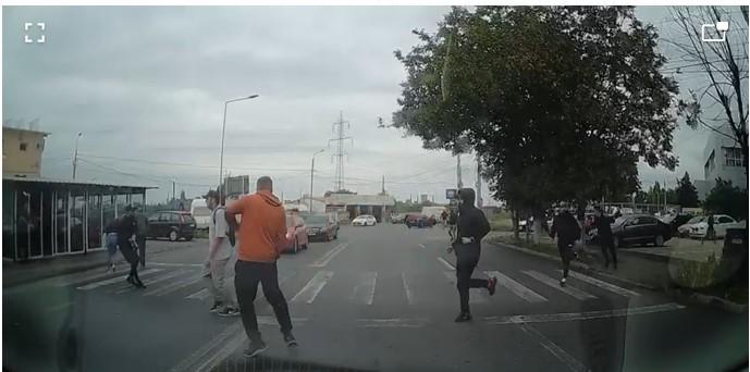 Bătaie în plină stradă între suporteri la finalul partidei dintre Oţelul Galaţi şi Poli Timişoara 787959