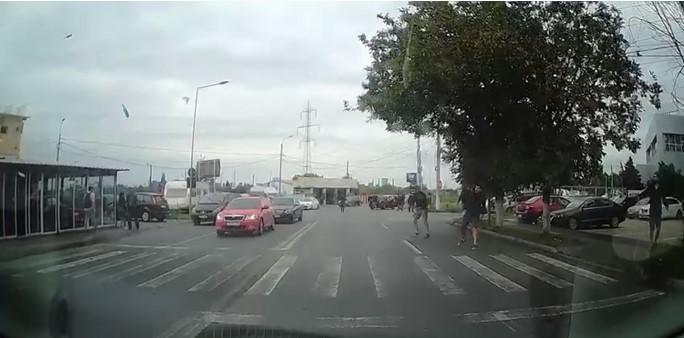 Bătaie în plină stradă între suporteri la finalul partidei dintre Oţelul Galaţi şi Poli Timişoara 787960