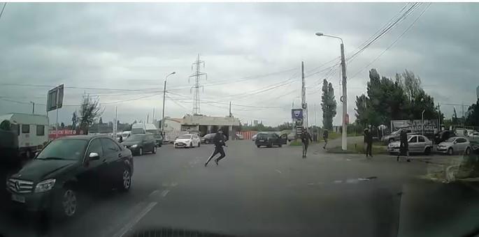 Bătaie în plină stradă între suporteri la finalul partidei dintre Oţelul Galaţi şi Poli Timişoara 787961