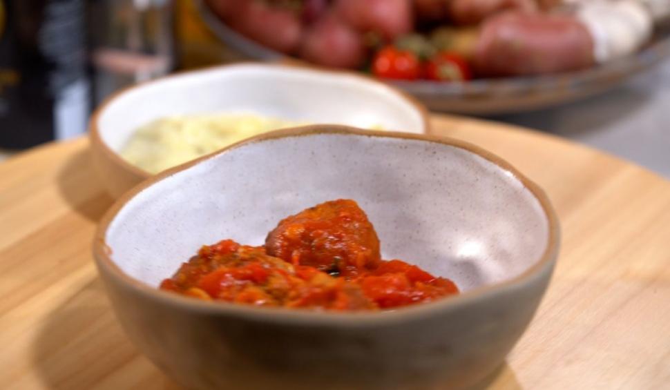 Chifteluţe marinate şi piure de cartofi, reţeta lui Răzvan Popescu în prima ediţie a sezonul 3 "Gătit la costum"  787839