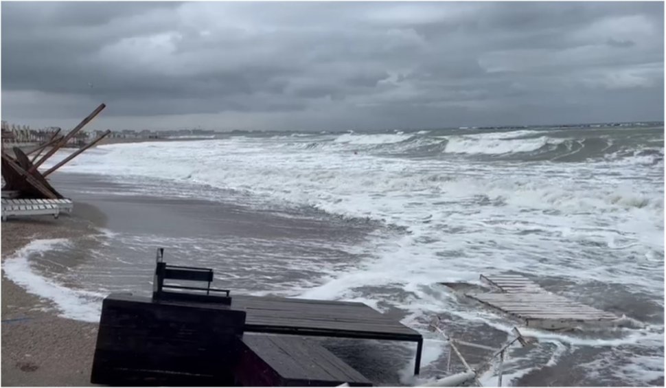 Staţiune devastată de furtună pe litoralul românesc. Alerta continuă cu un cod portocaliu de ploi abundente