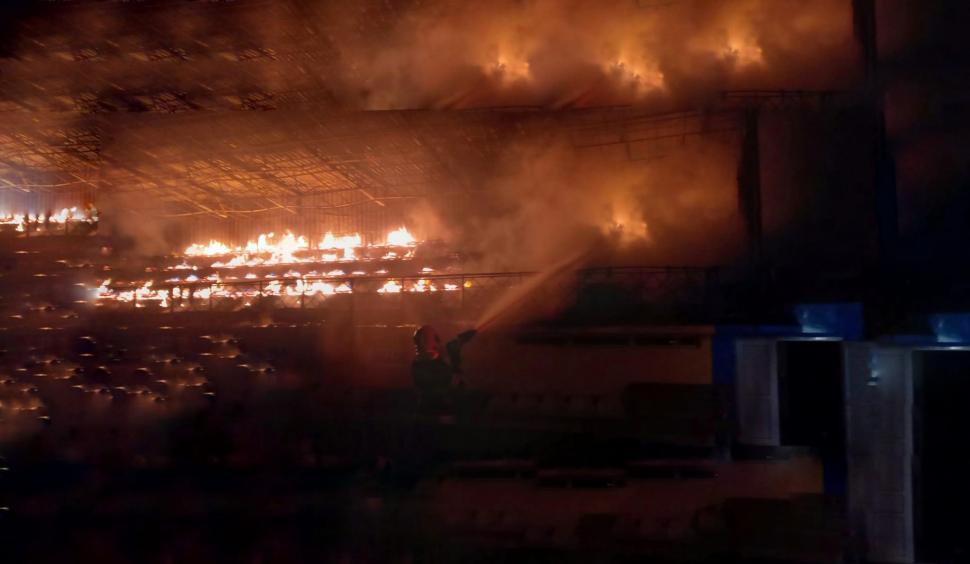 Un incendiu puternic a izbucnit pe stadionul din Slobozia 787902