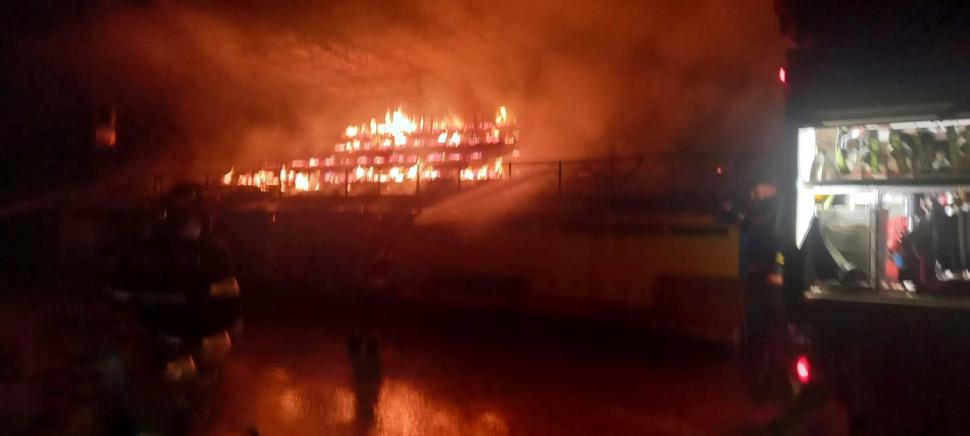 Un incendiu puternic a izbucnit pe stadionul din Slobozia 787903