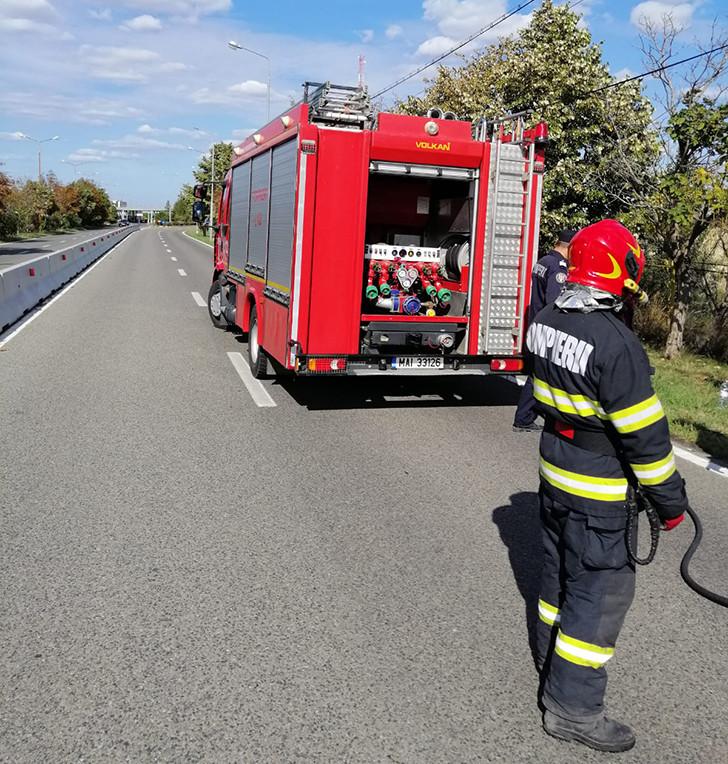 Un autocar cu 52 de pasageri a rupt un stâlp, la ieșirea din Vama Albița 788051