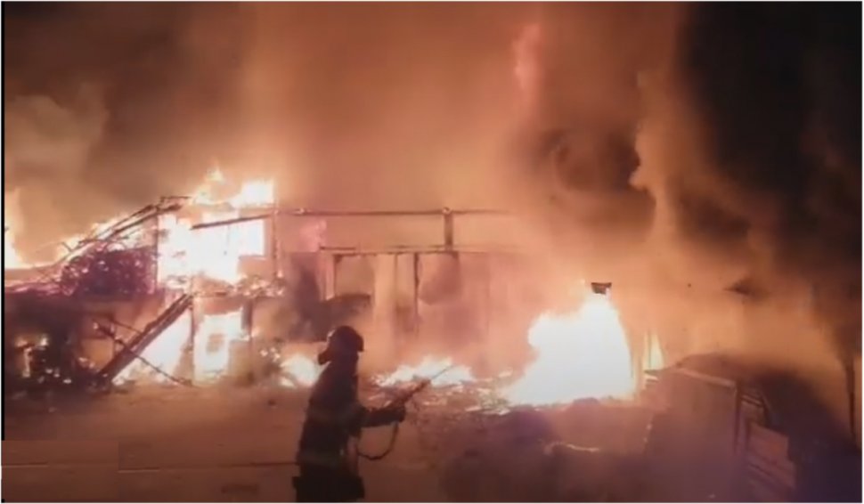 Flăcări până la cer! Incendiu la o mănăstire din județul Argeș. Focul a cuprins 600 de metri pătraţi