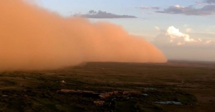 Imagini spectaculoase: Un nor de nisip gigantic a înghiţit mai multe localităţi