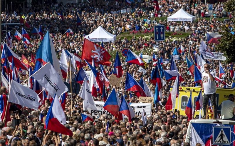 Protest uriaş la Praga: Zeci de mii de oameni cer guvernului să controleze preţul energiei 788011