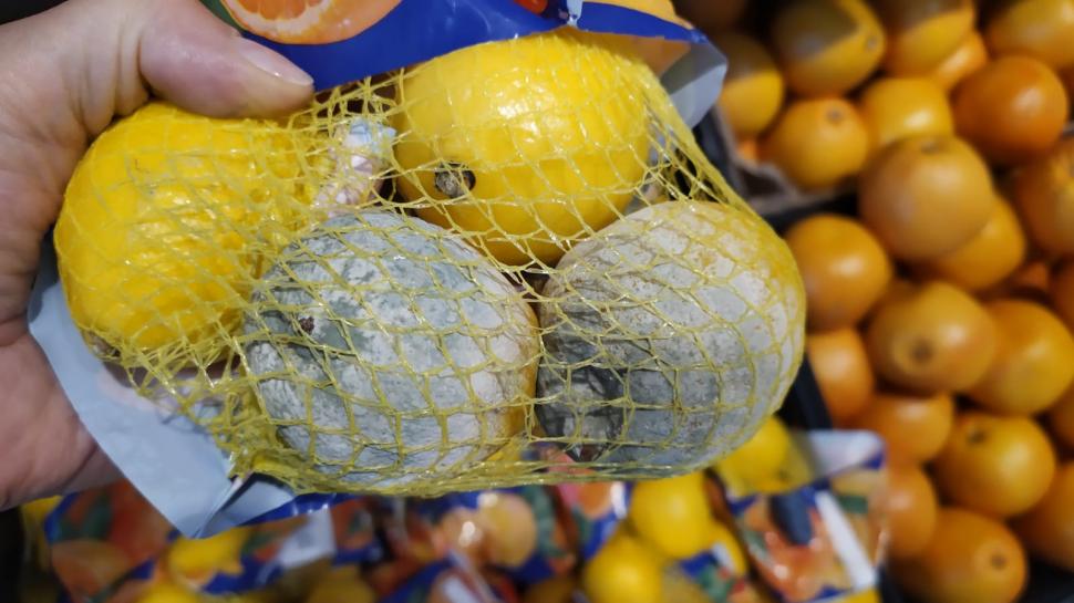 Mizerie, mâncare mucegăită și gândaci, la un cunoscut lanț de supermarketuri din România. ANPC a dat amenzi de 3,5 milioane de lei 788189