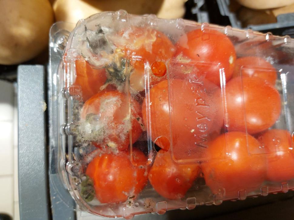 Mizerie, mâncare mucegăită și gândaci, la un cunoscut lanț de supermarketuri din România. ANPC a dat amenzi de 3,5 milioane de lei 788191