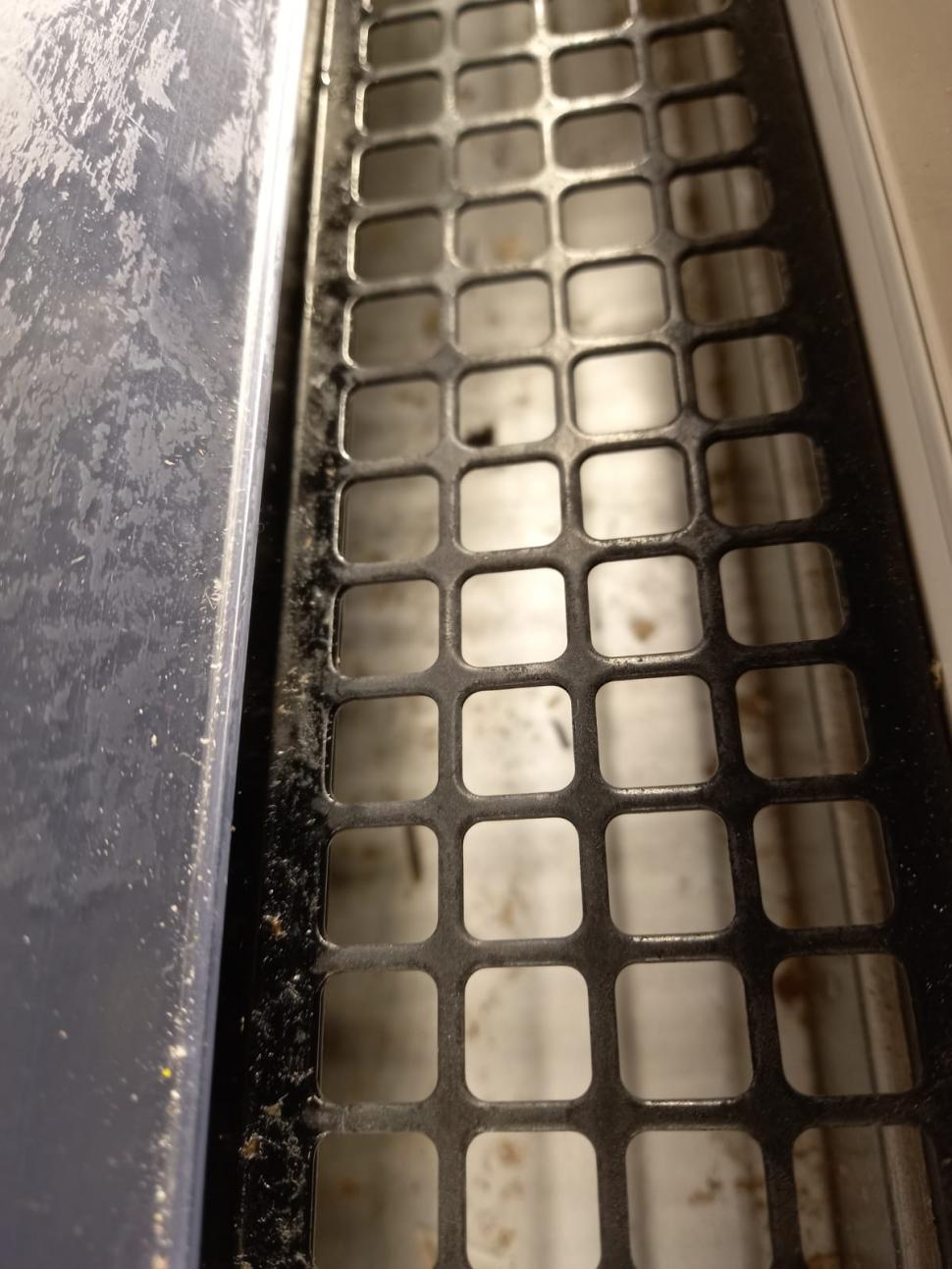 Mizerie, mâncare mucegăită și gândaci, la un cunoscut lanț de supermarketuri din România. ANPC a dat amenzi de 3,5 milioane de lei 788194