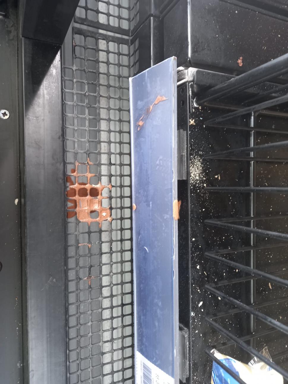 Mizerie, mâncare mucegăită și gândaci, la un cunoscut lanț de supermarketuri din România. ANPC a dat amenzi de 3,5 milioane de lei 788195