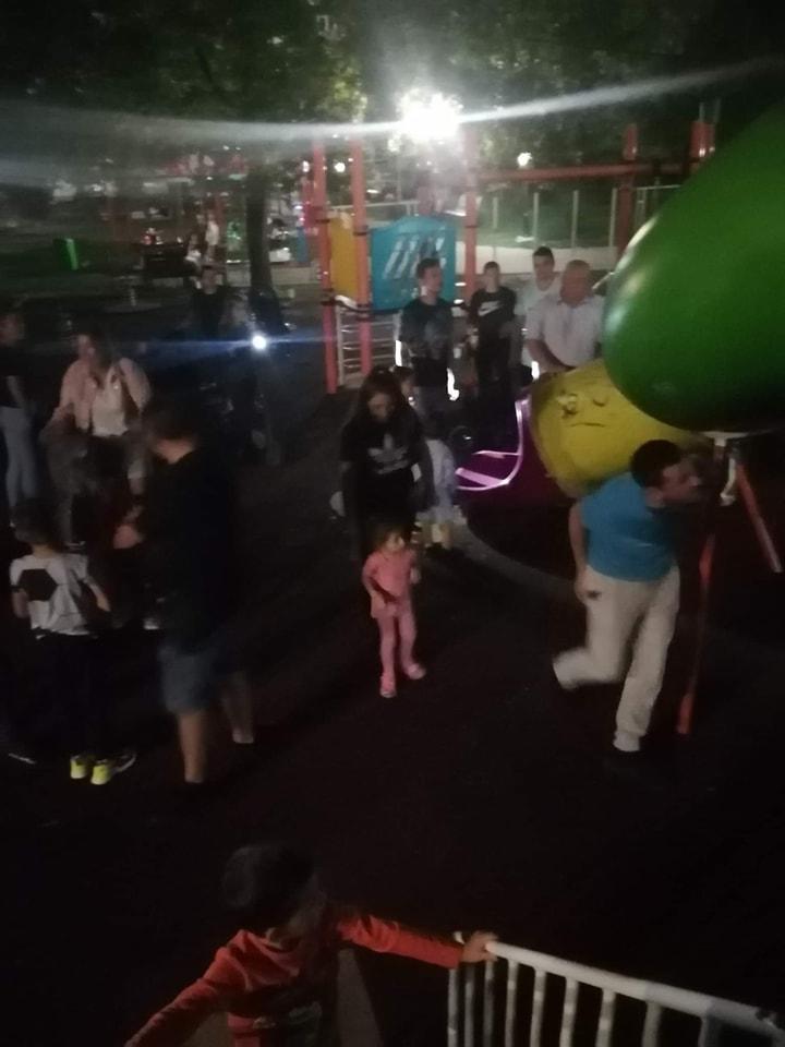 Panică la un loc de joacă din Giurgiu, după ce doi copii au rămas blocaţi în tobogan 788384