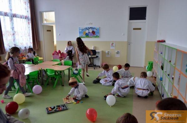 Zece politicieni şi trei preoţi la inaugurarea unei grădiniţe, în Sălaj. Cu greu au avut loc să taie panglica 788340