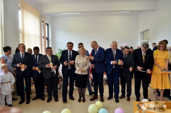 Zece politicieni şi trei preoţi la inaugurarea unei grădiniţe, în Sălaj. Cu greu au avut loc să taie panglica 788341