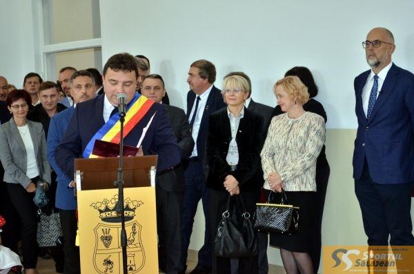 Zece politicieni şi trei preoţi la inaugurarea unei grădiniţe, în Sălaj. Cu greu au avut loc să taie panglica 788342