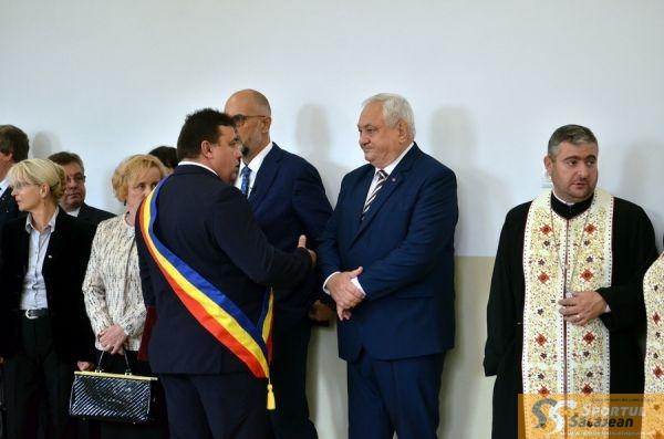 Zece politicieni şi trei preoţi la inaugurarea unei grădiniţe, în Sălaj. Cu greu au avut loc să taie panglica 788343