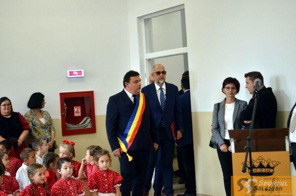 Zece politicieni şi trei preoţi la inaugurarea unei grădiniţe, în Sălaj. Cu greu au avut loc să taie panglica 788344
